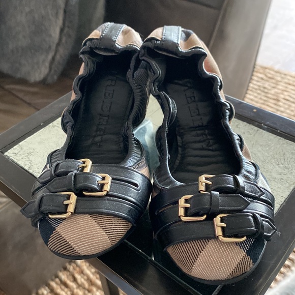 Burberry ballerina slippers worn once.  Size 5 - Picture 4 of 5